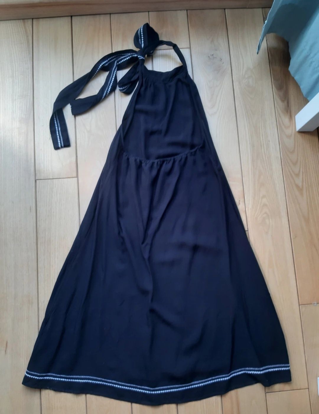 Sukienka z dekoltem halter XS Reserved