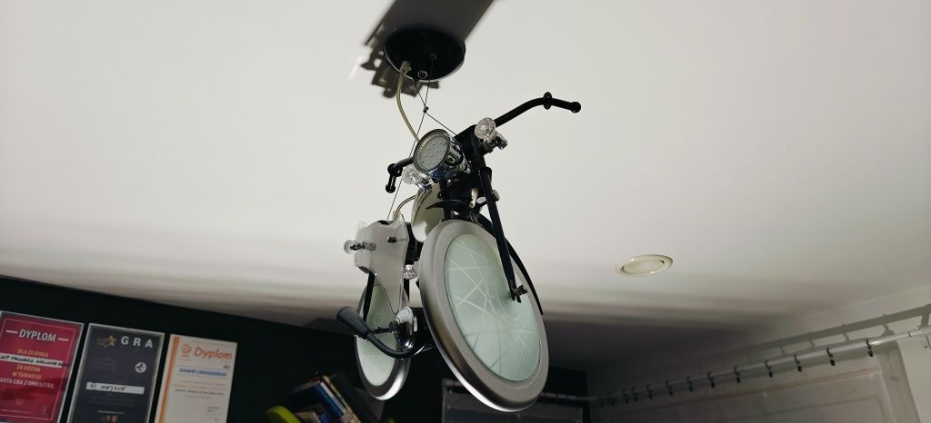 Lampa sufitowa LED w kształcie klasycznego motoru + pilot