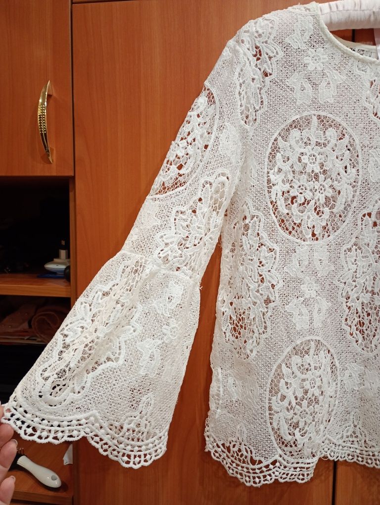 Ніжна, нарядна блузка