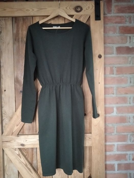 Nowa sukienka w kolorze oliwkowym.