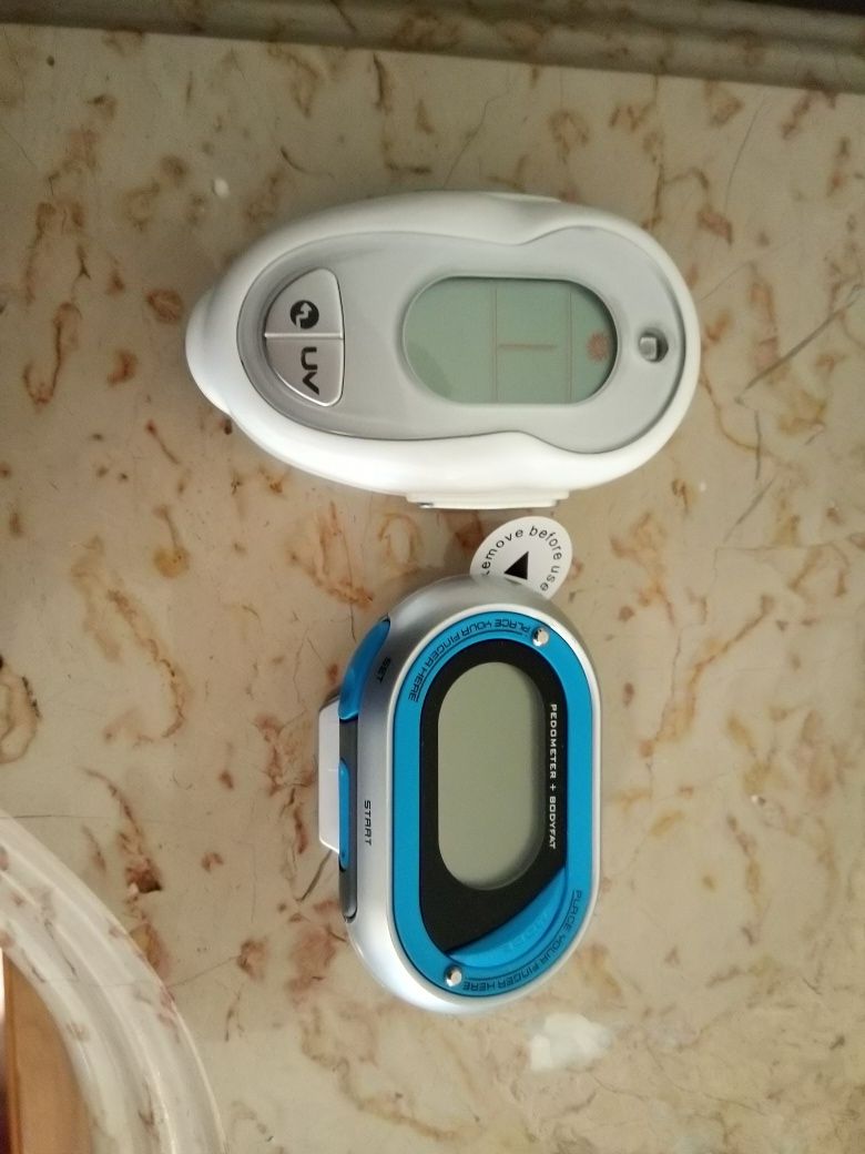Pedometro mais detector de índice UV
