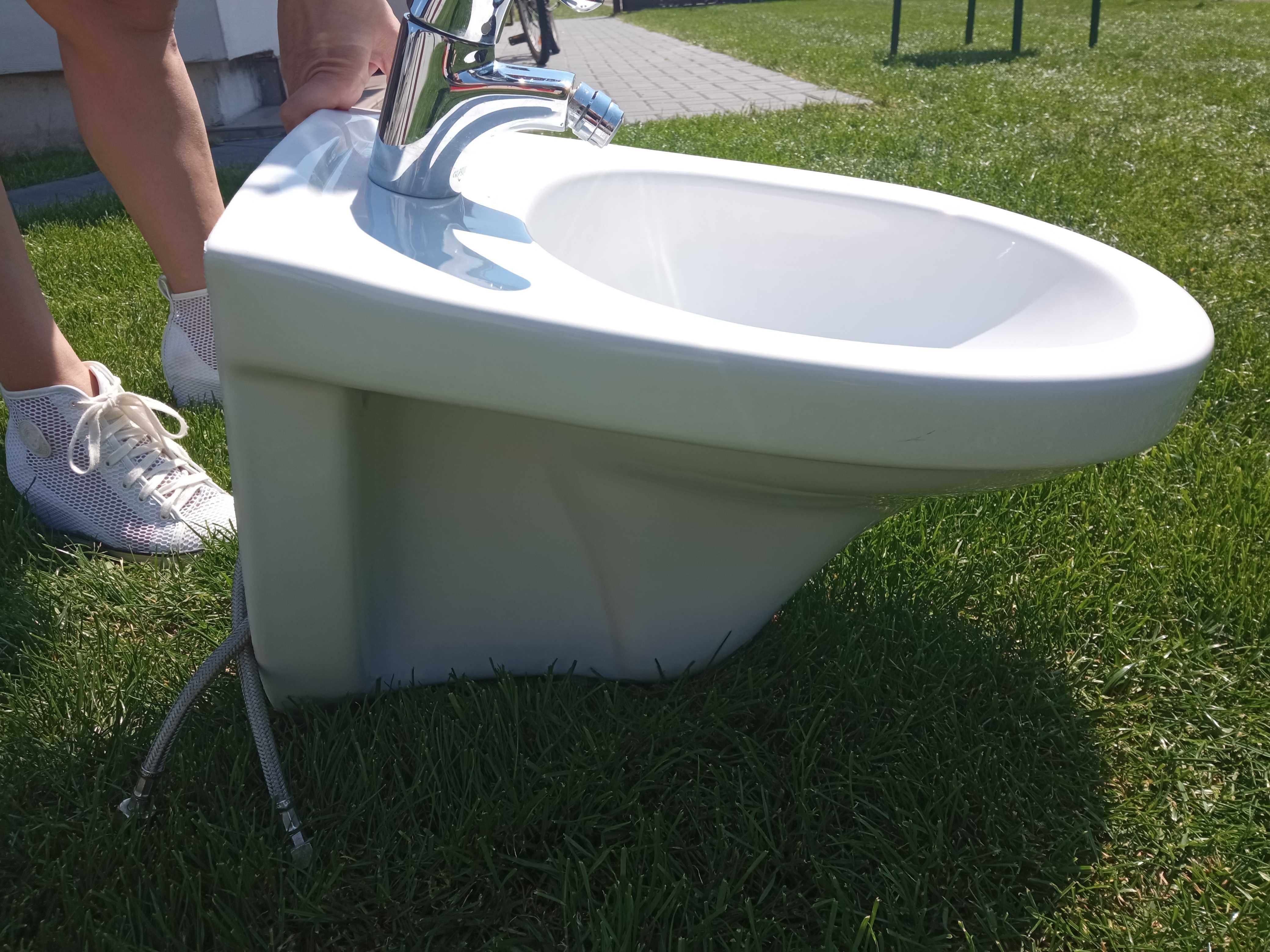 Bidet wiszący, biały z baterią