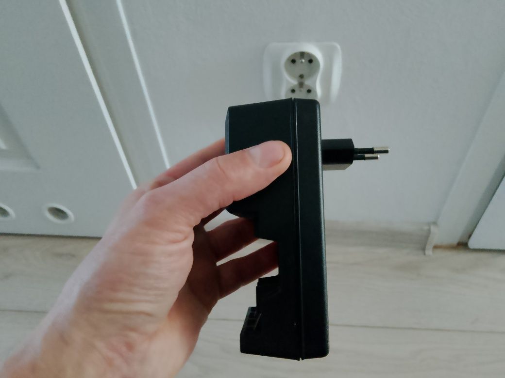 Pawerbank, ładowarka na akumulatory R6 AAA i AA.