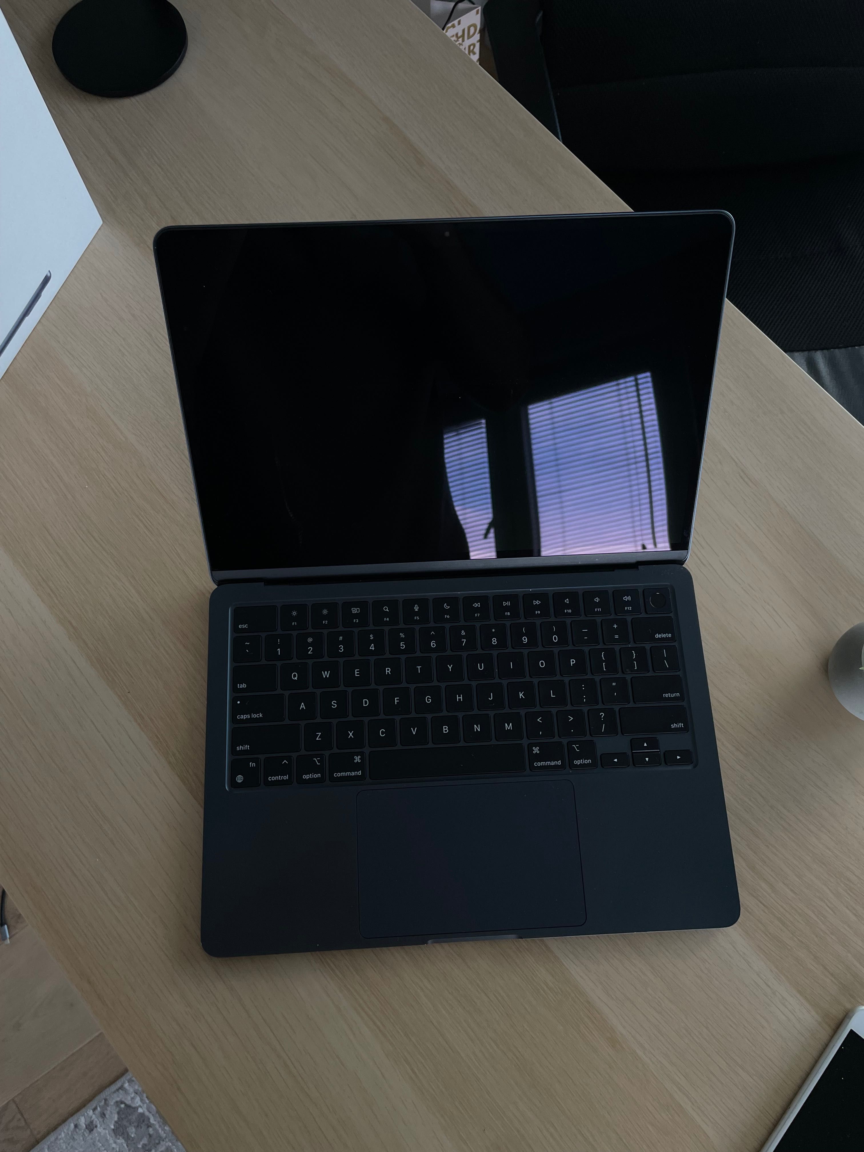 Macbook Air 13” M3 (8/256)