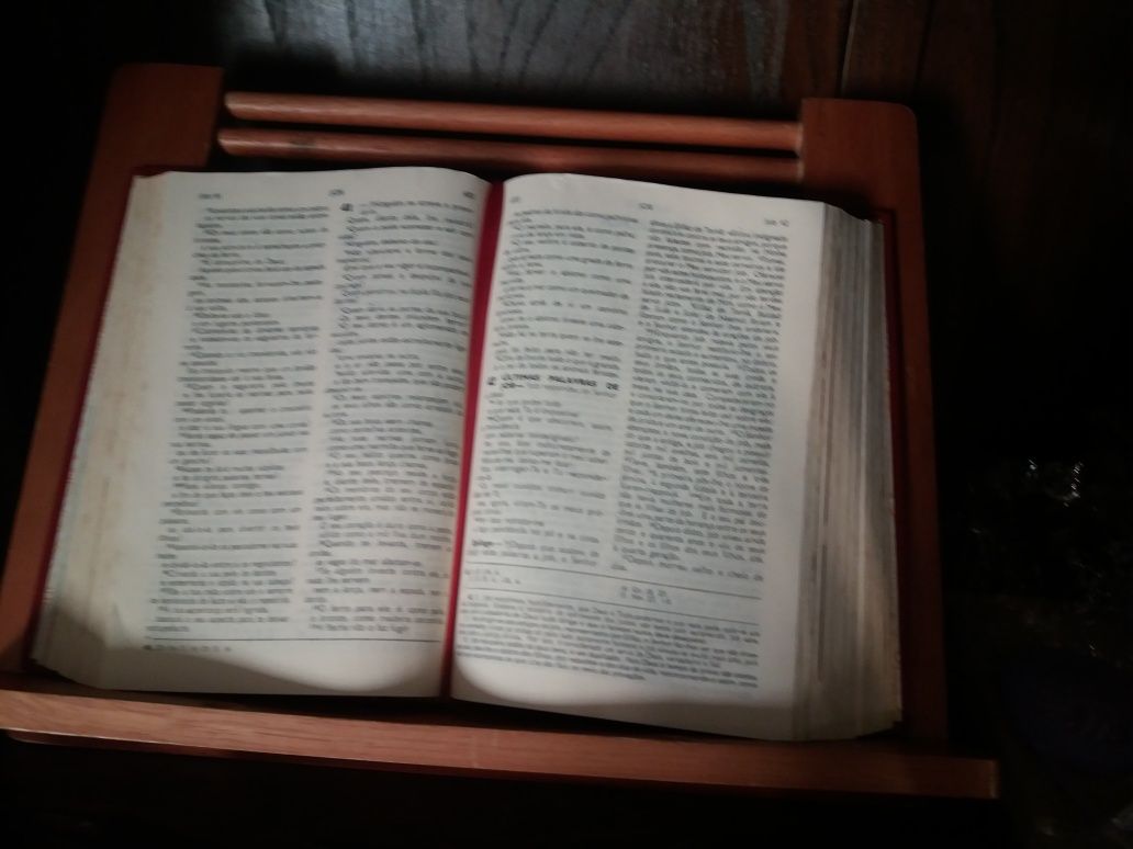 Atril ou suporte em madeira para livros leitoril bíblia pautas música