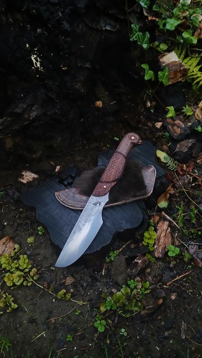 Ręcznie wykuty nóż myśliwski/ ręcznie rzeźbiona rękojeść. Knifemaking