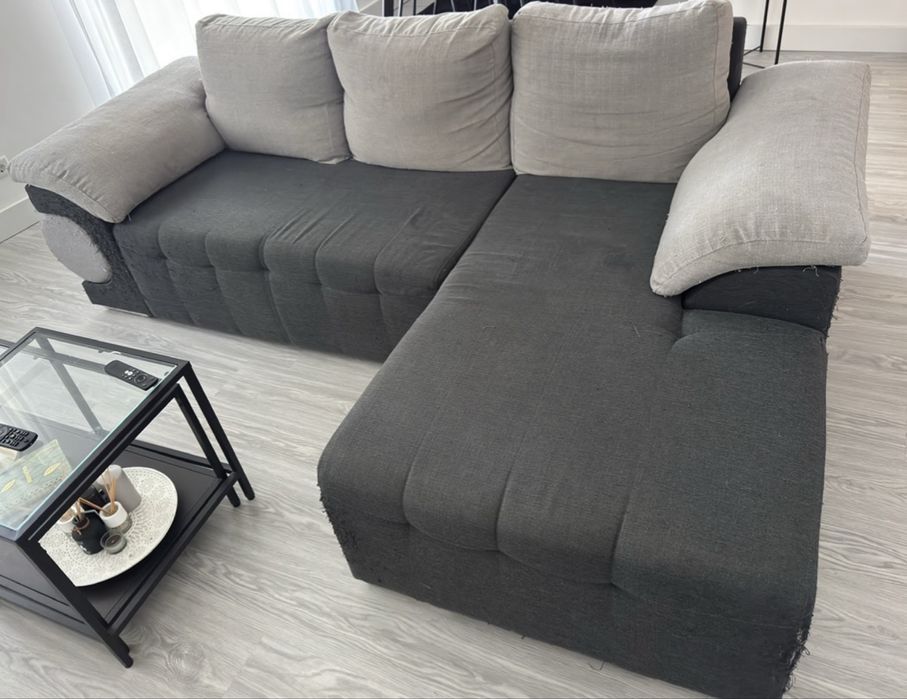 Vendo sofá chaise longue com 2 puffs