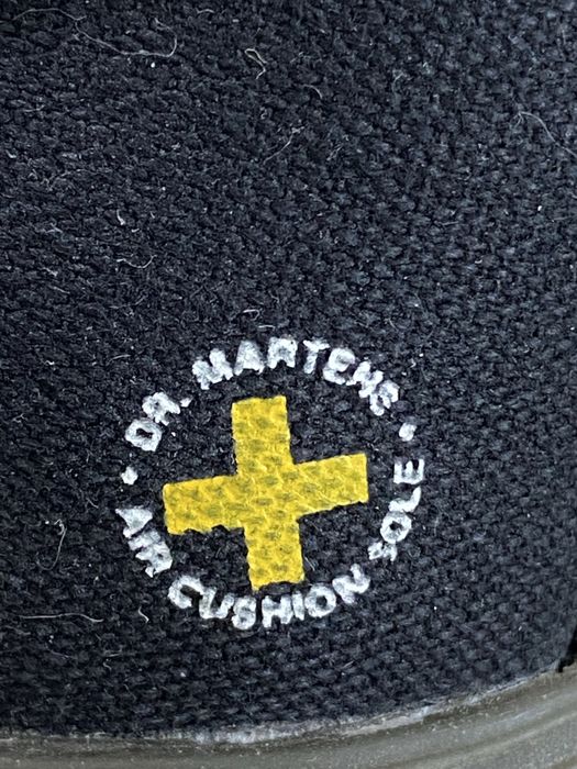 Вінтажні сліпони Dr.Martens в колаборації з Sanrio