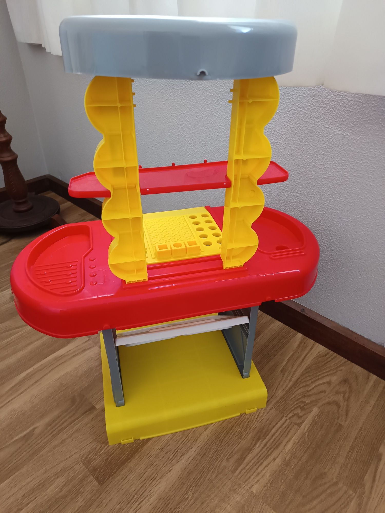 Mesa com ferramentas de brincar