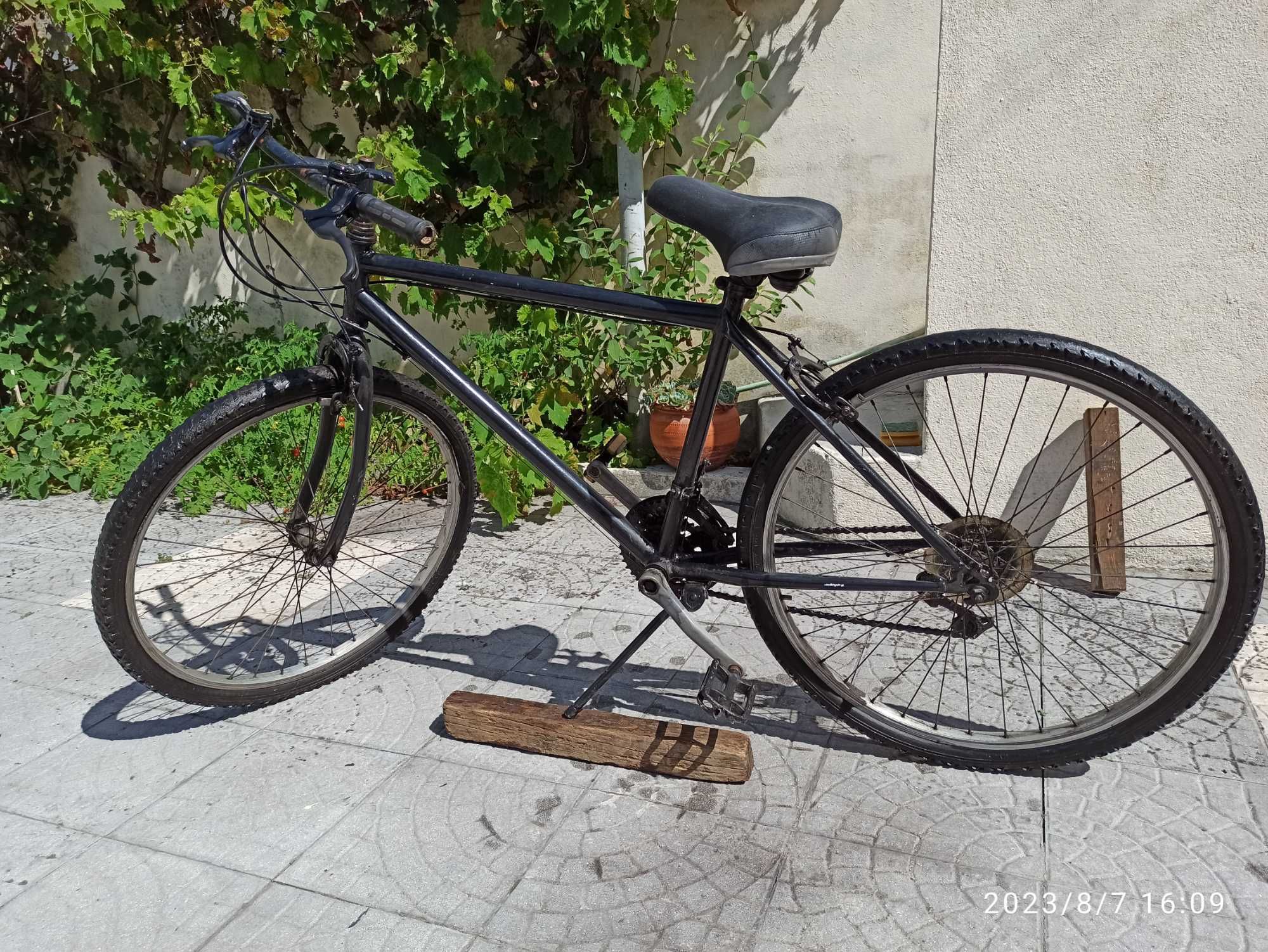 Bicicleta preta de adulto