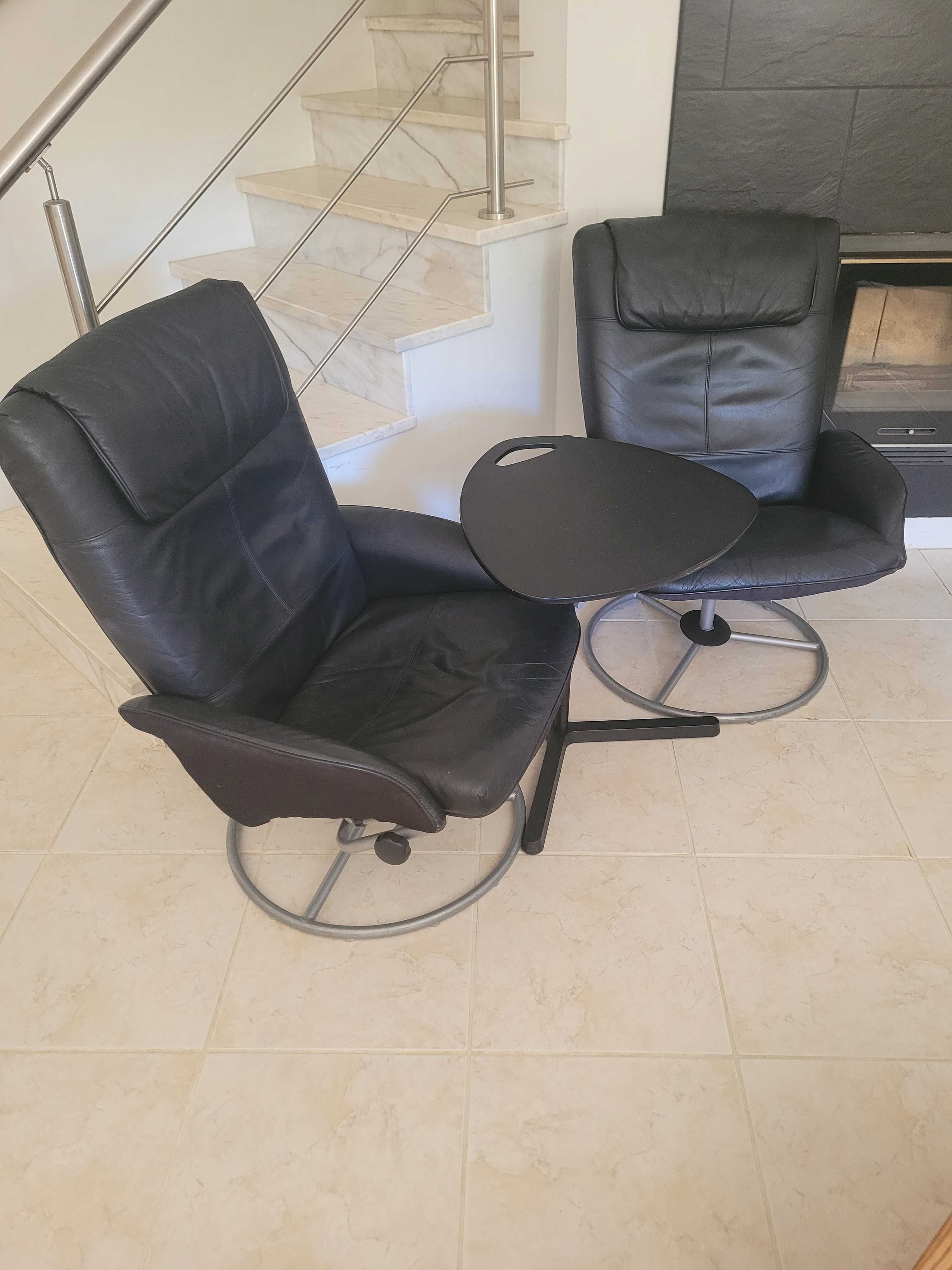 Conjunto 2 Poltronas em Pele IKEA + Mesa apoio IKEA