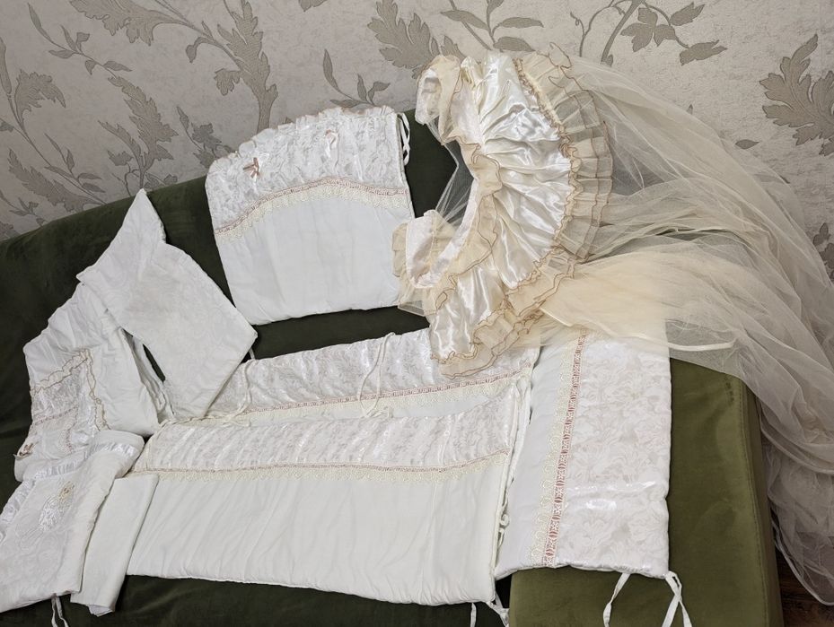 Комплект бортиків ,постіль,подушечка,два одіяльця