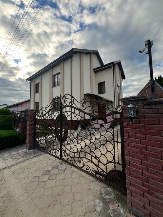 Продаю класний,стильний будинок,всього 10хв до Парку Шевченка та Озера