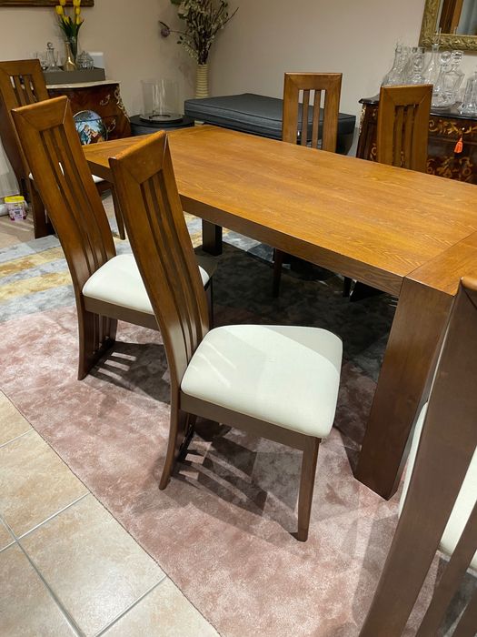 Mesa e cadeiras de sala de jantar