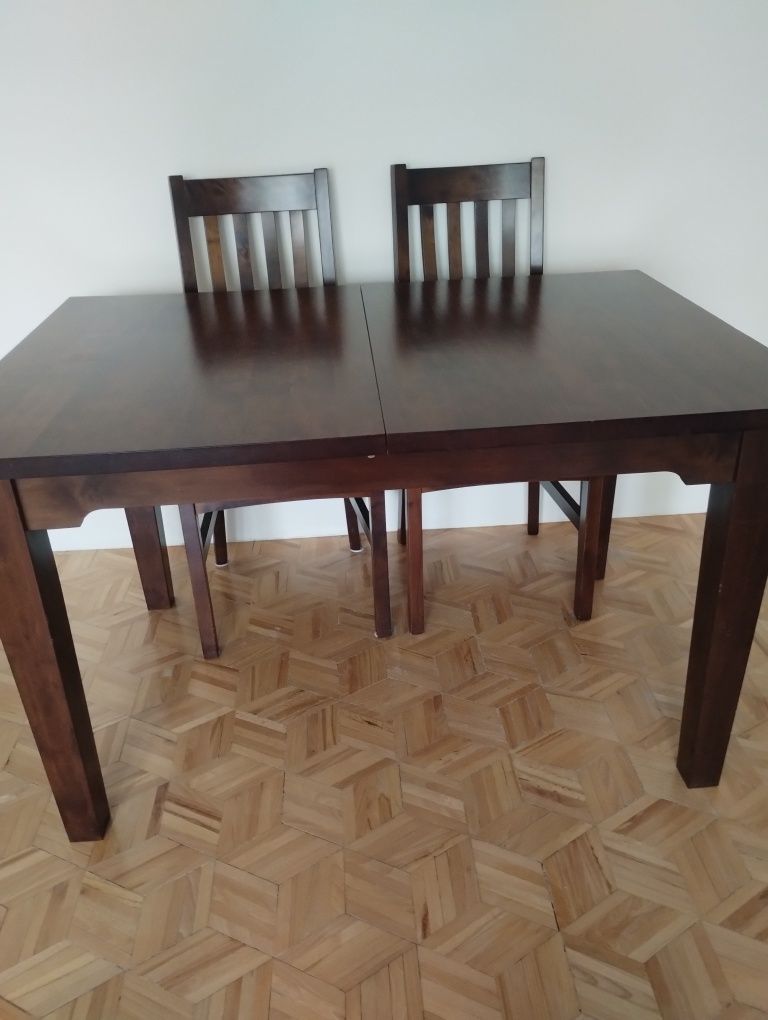 Stół drewniany rozkładany i sześć krzeseł.
