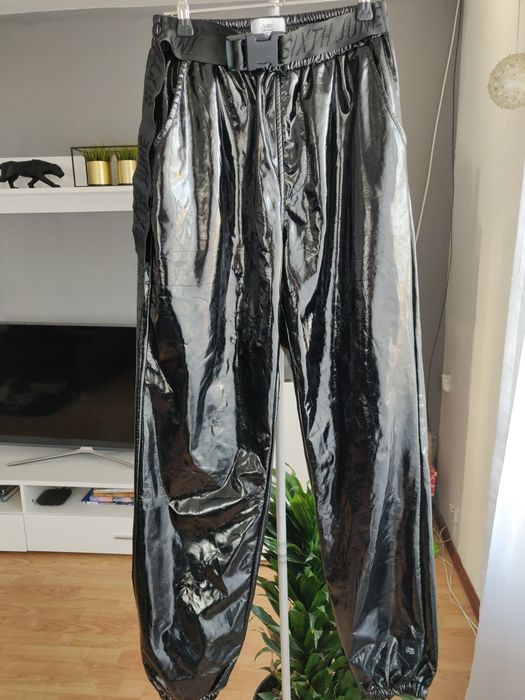 Sixt June lateksowe spodnie z paskiem