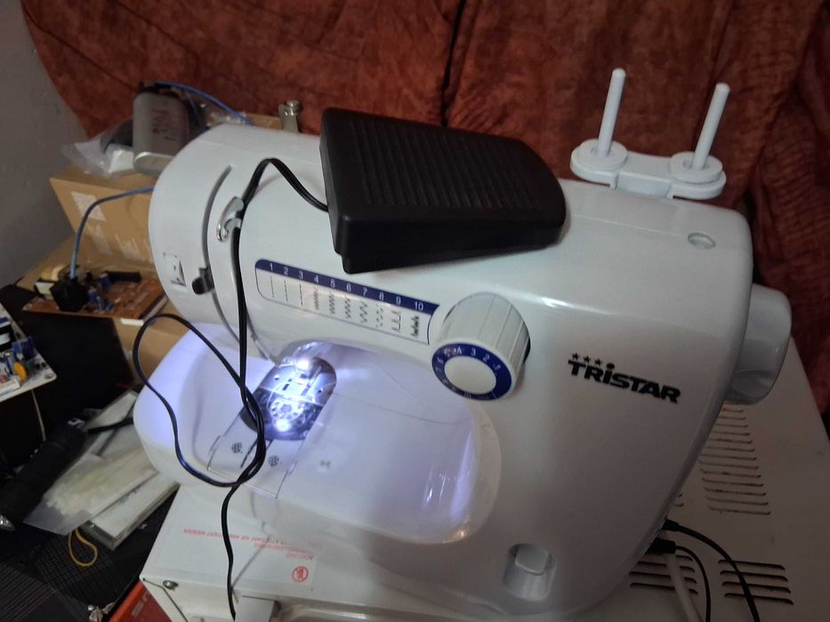 Máquina de Costura Tristar a funcionar em bom estado com a pedaleira
