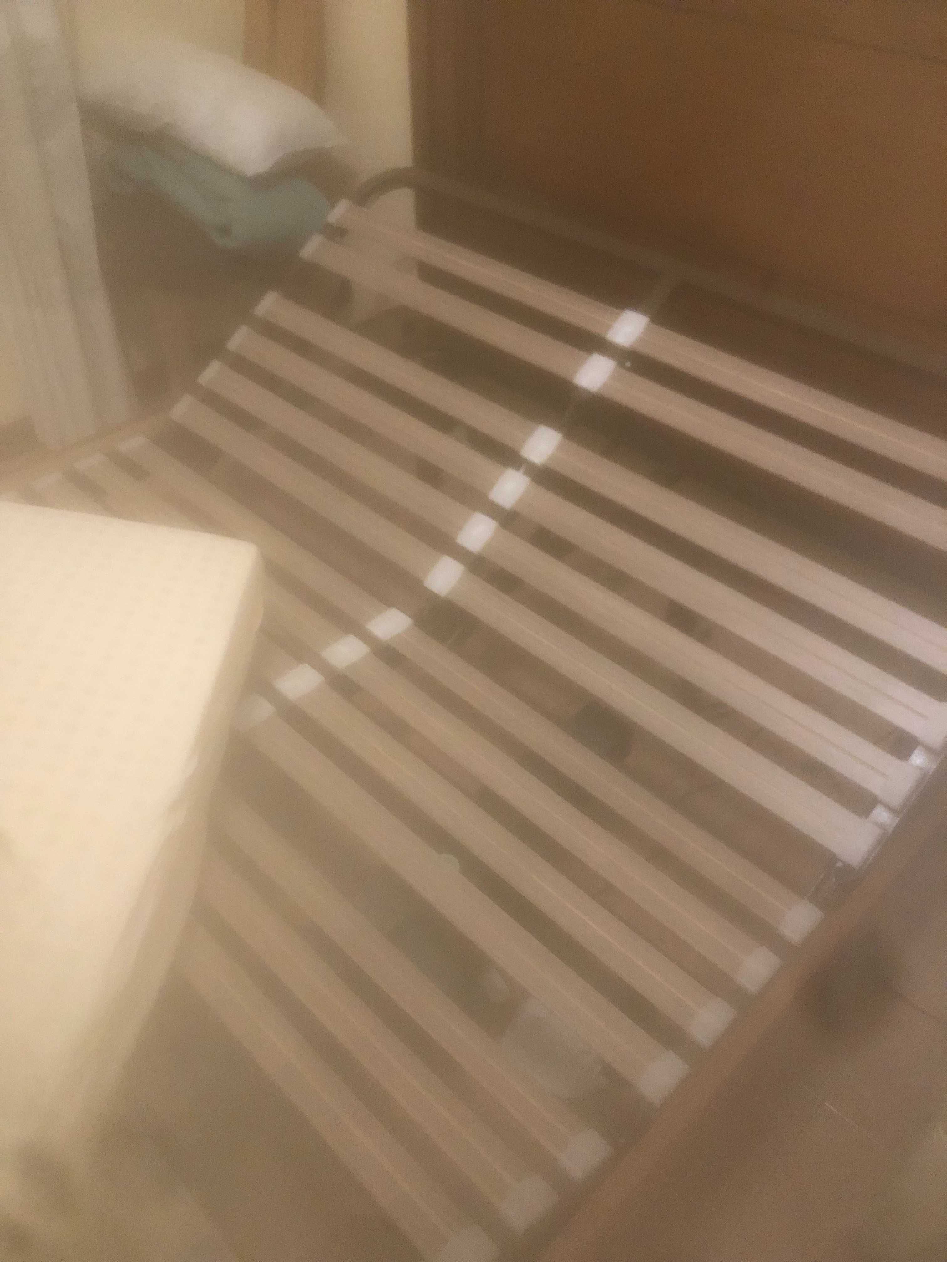 Estrado articulado para cama de casal.