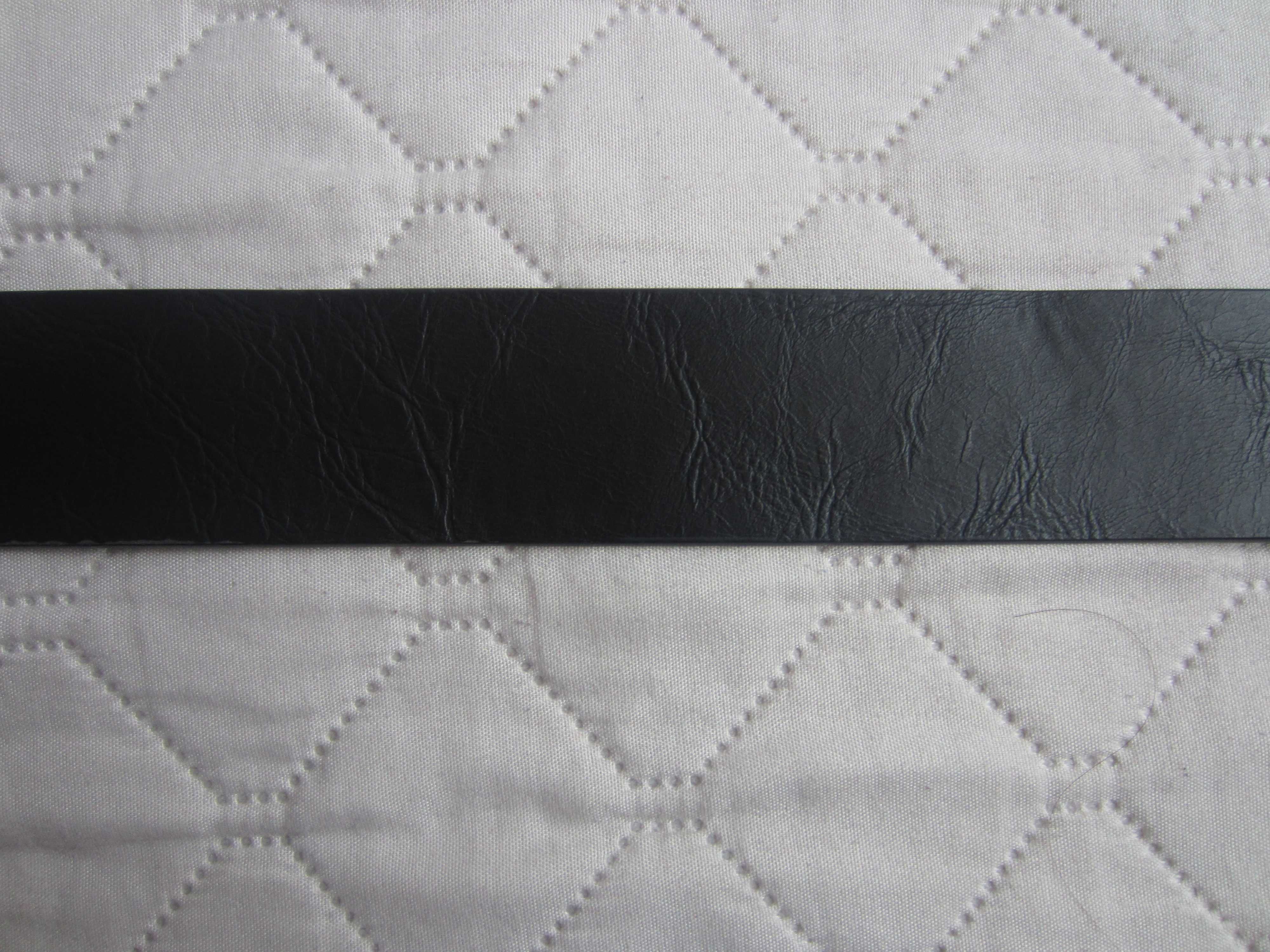Czarny pasek z ozdobną klamrą, długość 110 cm, szer. 3,7 cm