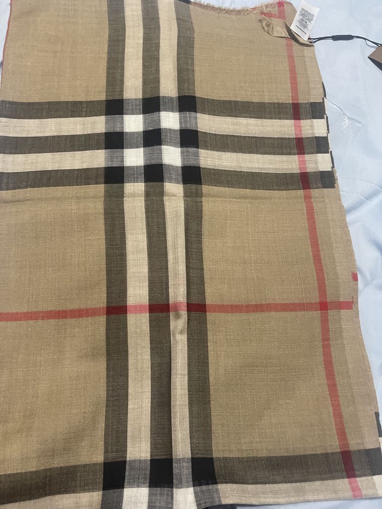 Продам платок Burberry , размер 220/70. Шерсть , шелк . 9500 грн .