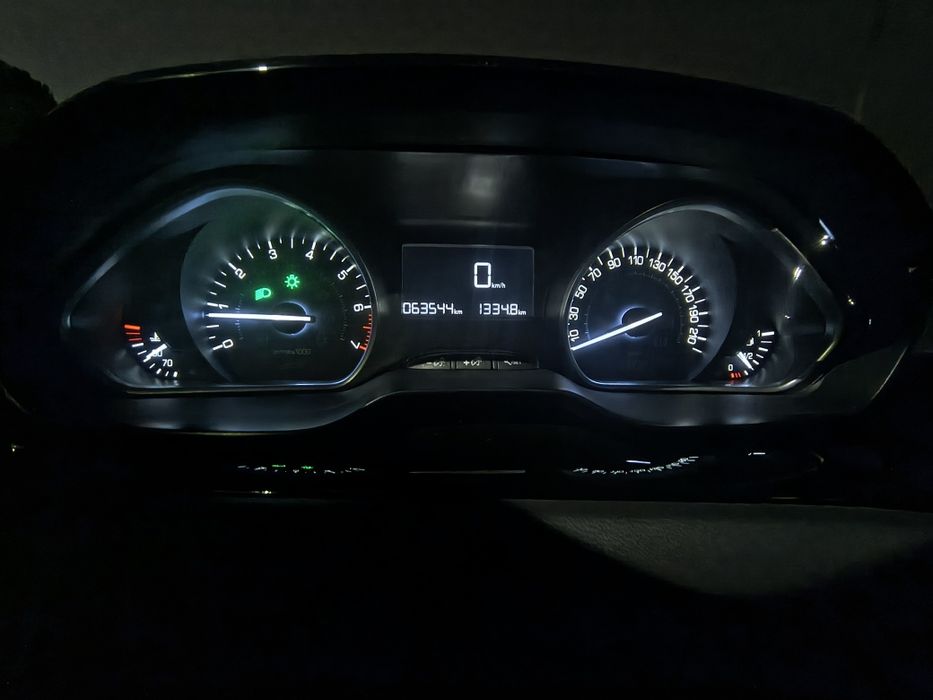 Peugeot 208 1.2 signature JAN2019 gasolina  63536km