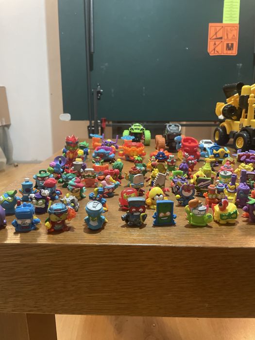 Sprzedam całą kolekcję zabawek widoczną na zdjęciu.