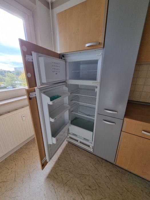 Bardzo ładny zestaw mebli kuchennych w zabudowie ze sprzętem.