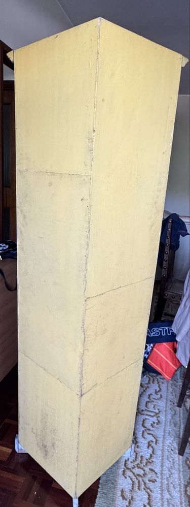 Armário de canto, pintado a bege com detalhes dourados