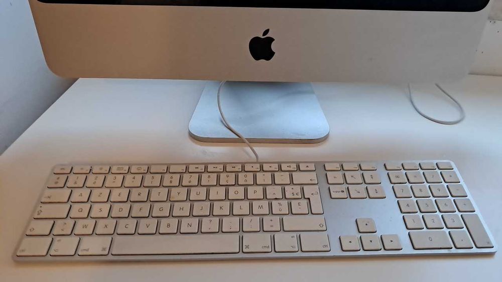 Apple iMac 20" - Design Clássico Vintage - 2.4GHz / 250GB