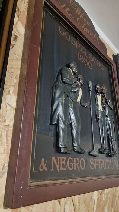 Quadro vintage em madeira, com relevo.