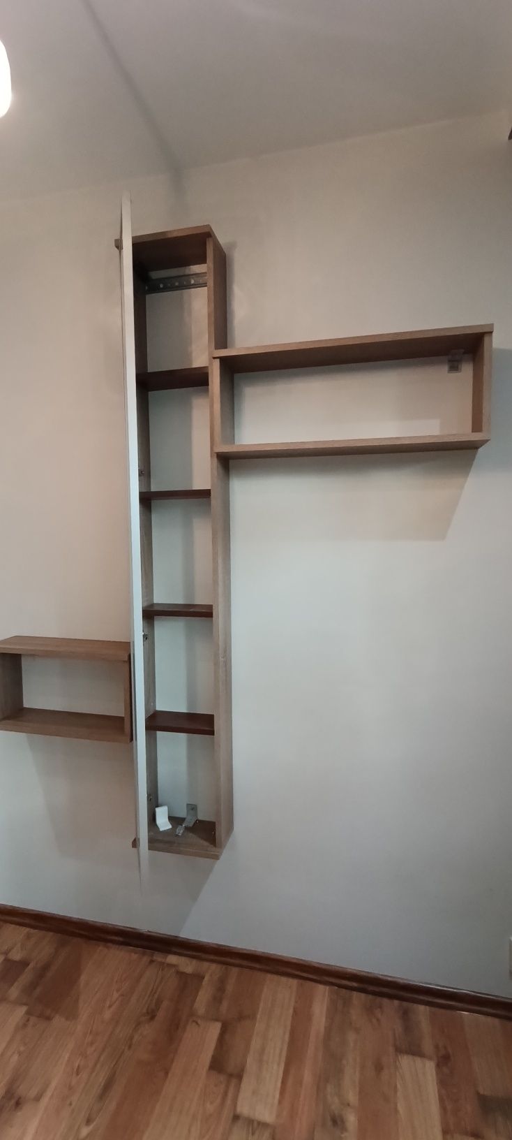 Półki wiszące z matową witryną