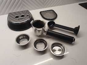 Zestaw DeLonghi Dedica: Kolba, 3 Sitka, Tacka (Oryginalny połysk)