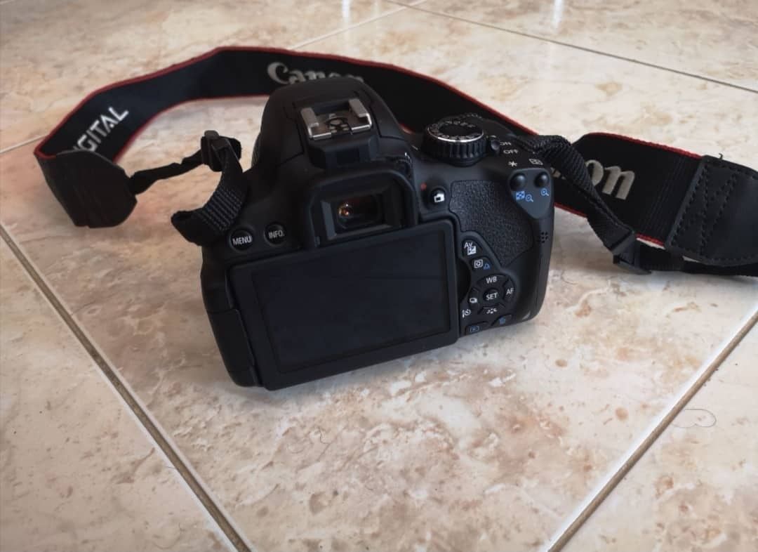 Canon EOS 650D com pouco uso