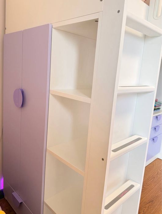 Dziecięce łóżko IKEA na antresoli z biurkiem, szufladami i szafą