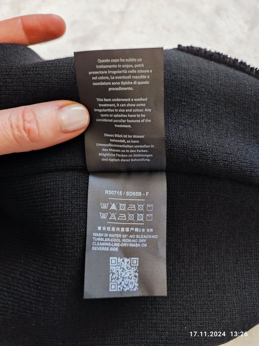 Шапка Prada, оригінал