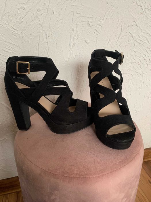 Sandały na obcasie 37