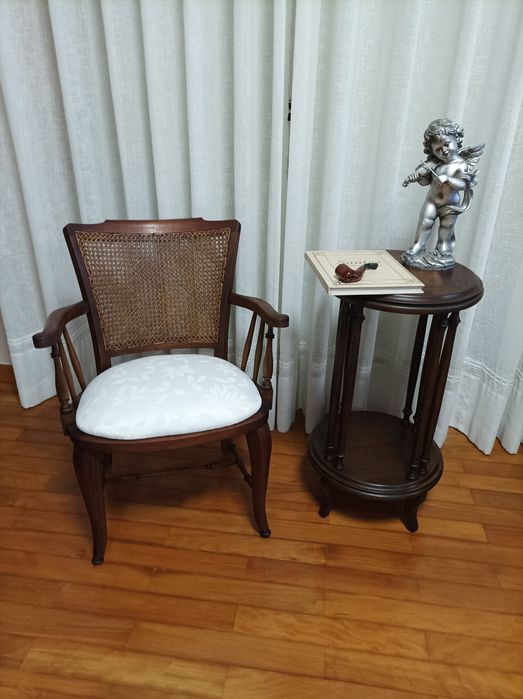 Conjunto antigo restaurado. Cadeirão e mesa de apoio