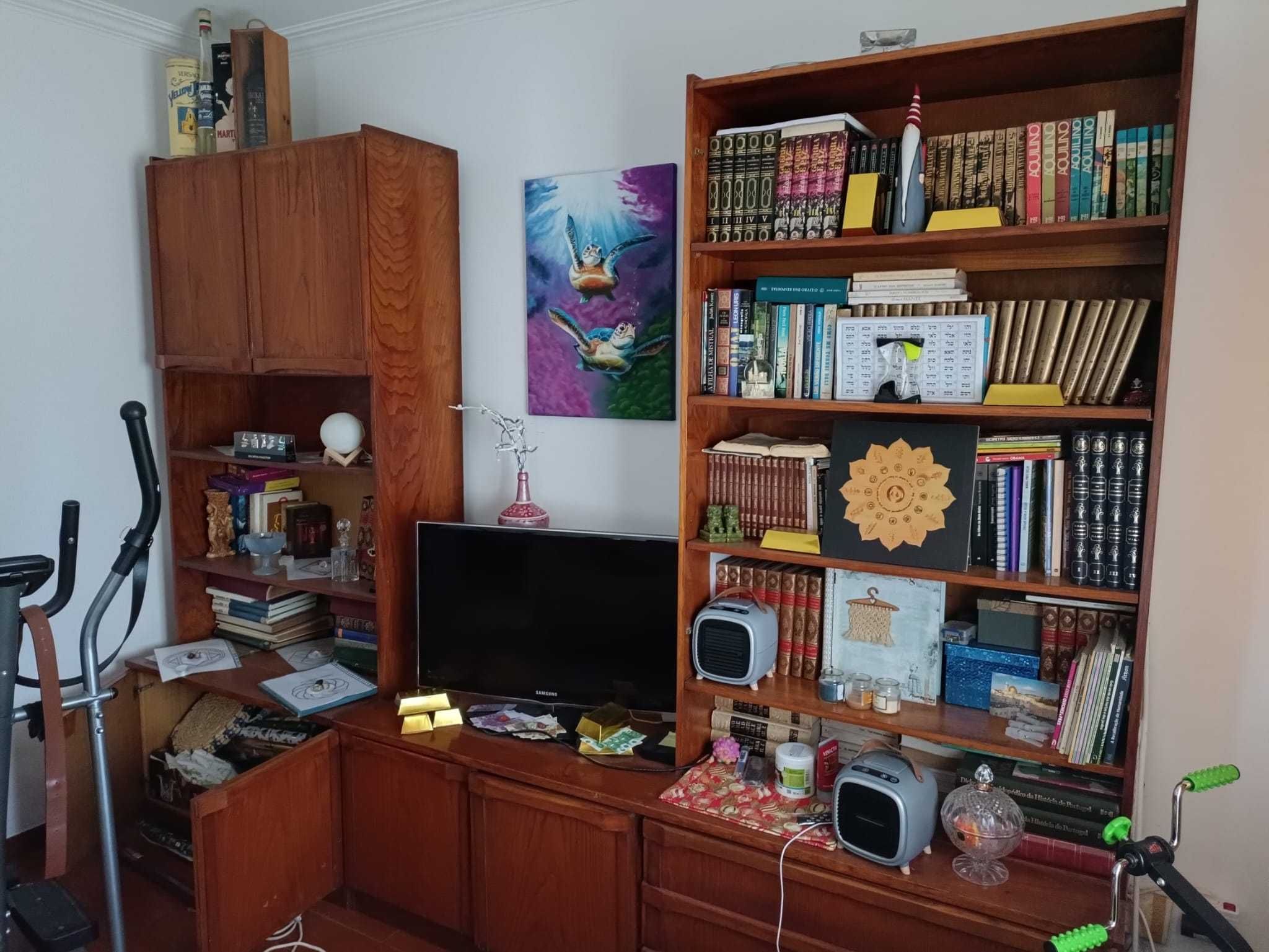 Móvel de Sala em Madeira - Restauro/Reutilização