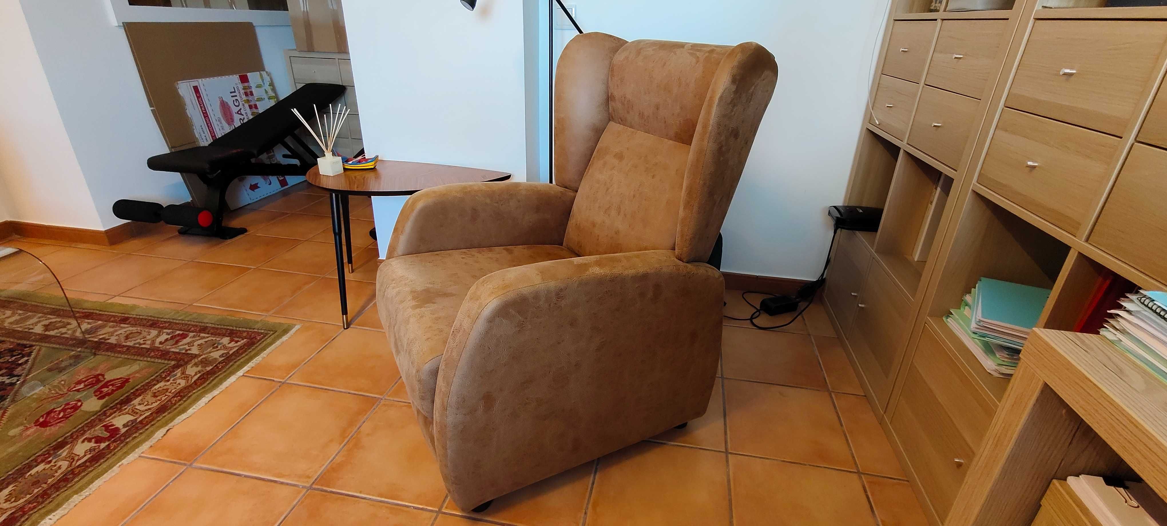 Poltrona de couro sintetico com apoio para os pes