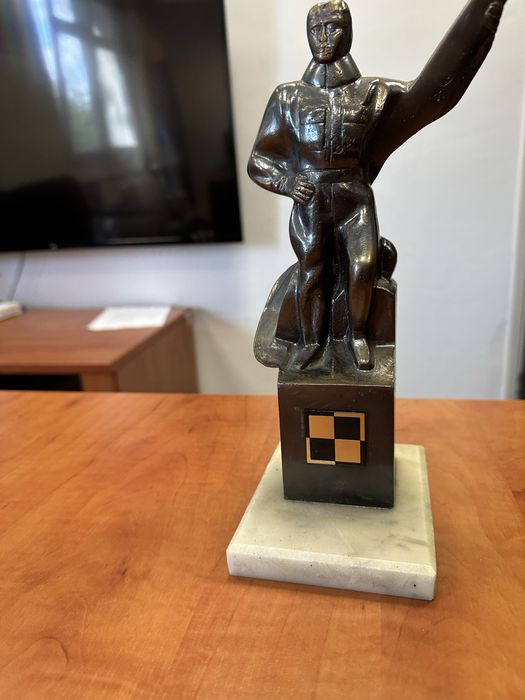 Pomnik lotnika, rzeźba mosiądz