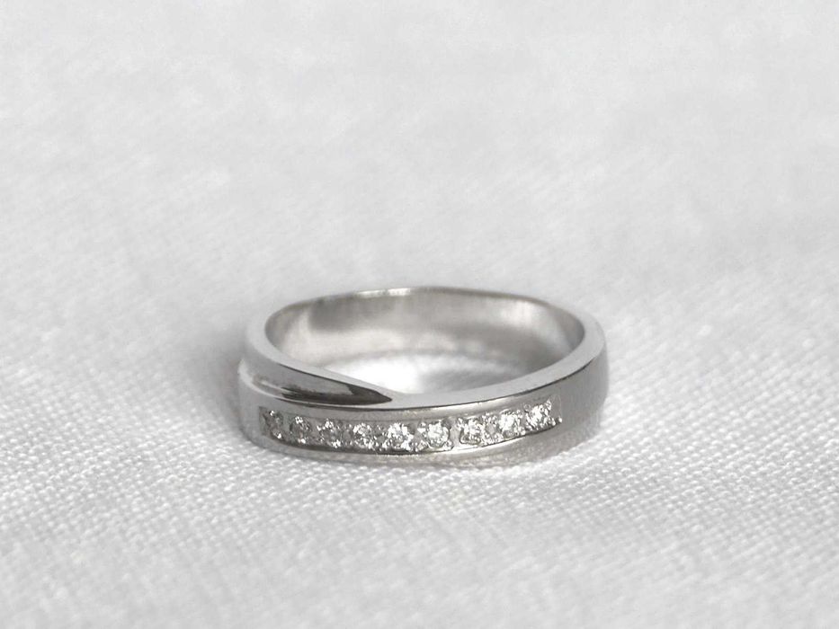 Pierścionek zaręczynowy - białe złoto z brylantami.