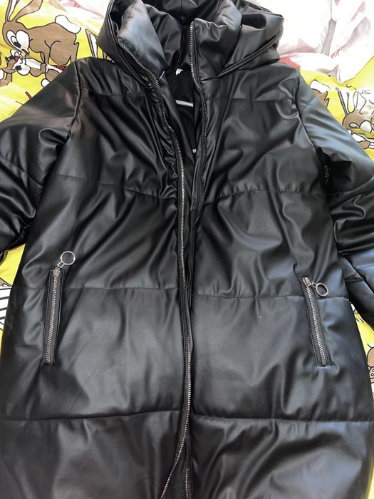 Жіноче пальто зимове подовжене c капюшоном з еко шкіри