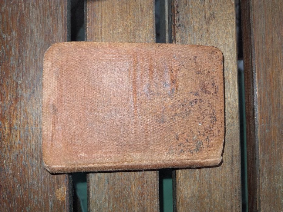 Livro antigo intitulado "Salmos e Hinos", publicado pela Livraria Evan