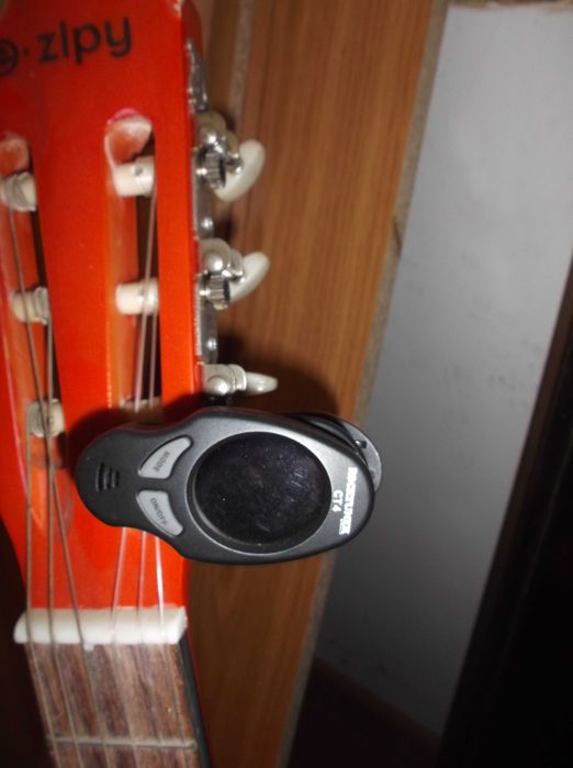 viola nova com suporte e com aparelho para afinação de cordas