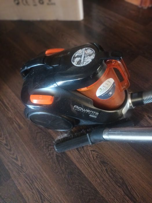 Vendo aspirador rowenta em bom estado sem avaria  a trabalhar bem.