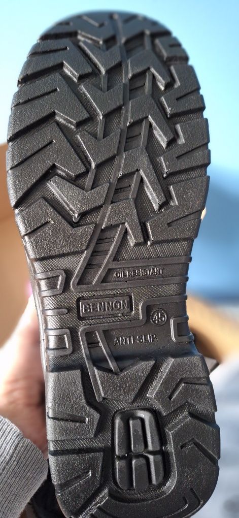 Sprzedam nowe buty robocze Bennon