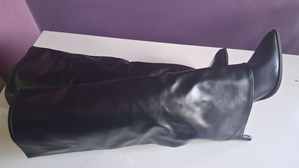 Nowe, stylowe kozaki na szpilce 38