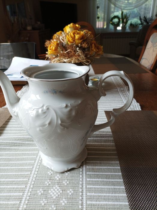 Dzbanek porcelanowy.