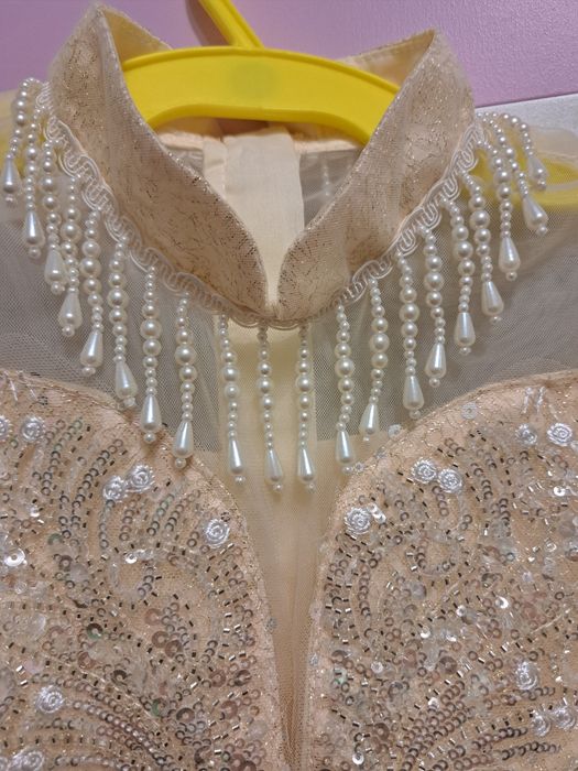 Неймовірно гарна золота сукня для дівчинки 7 років