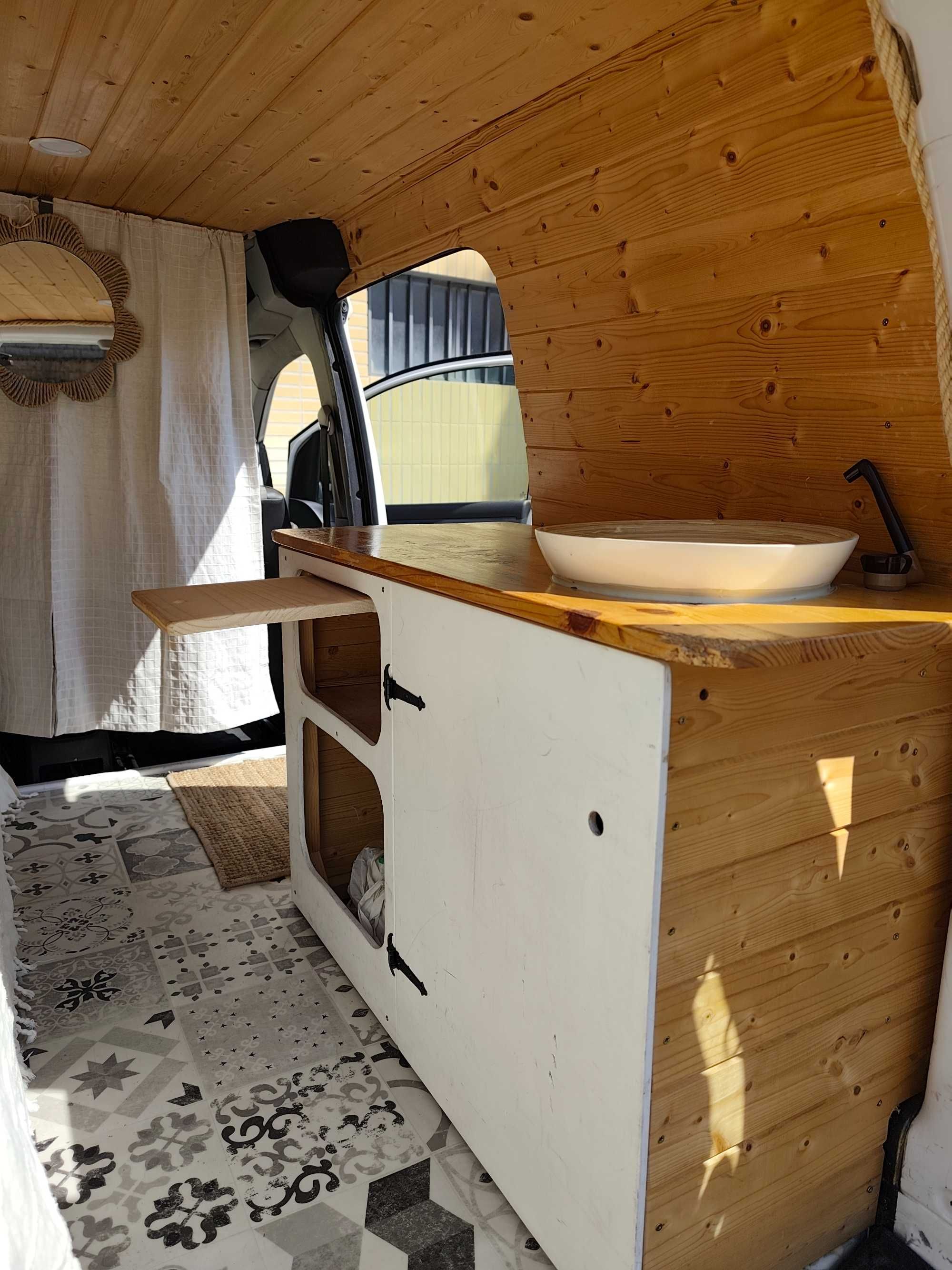 Volkswagen Caddy 2010 – Mini Camper equipada e pronta a viajar